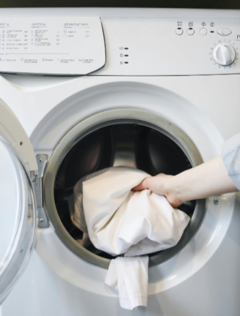 Gardinen richtig waschen und bügeln – Grauschleier Adieu