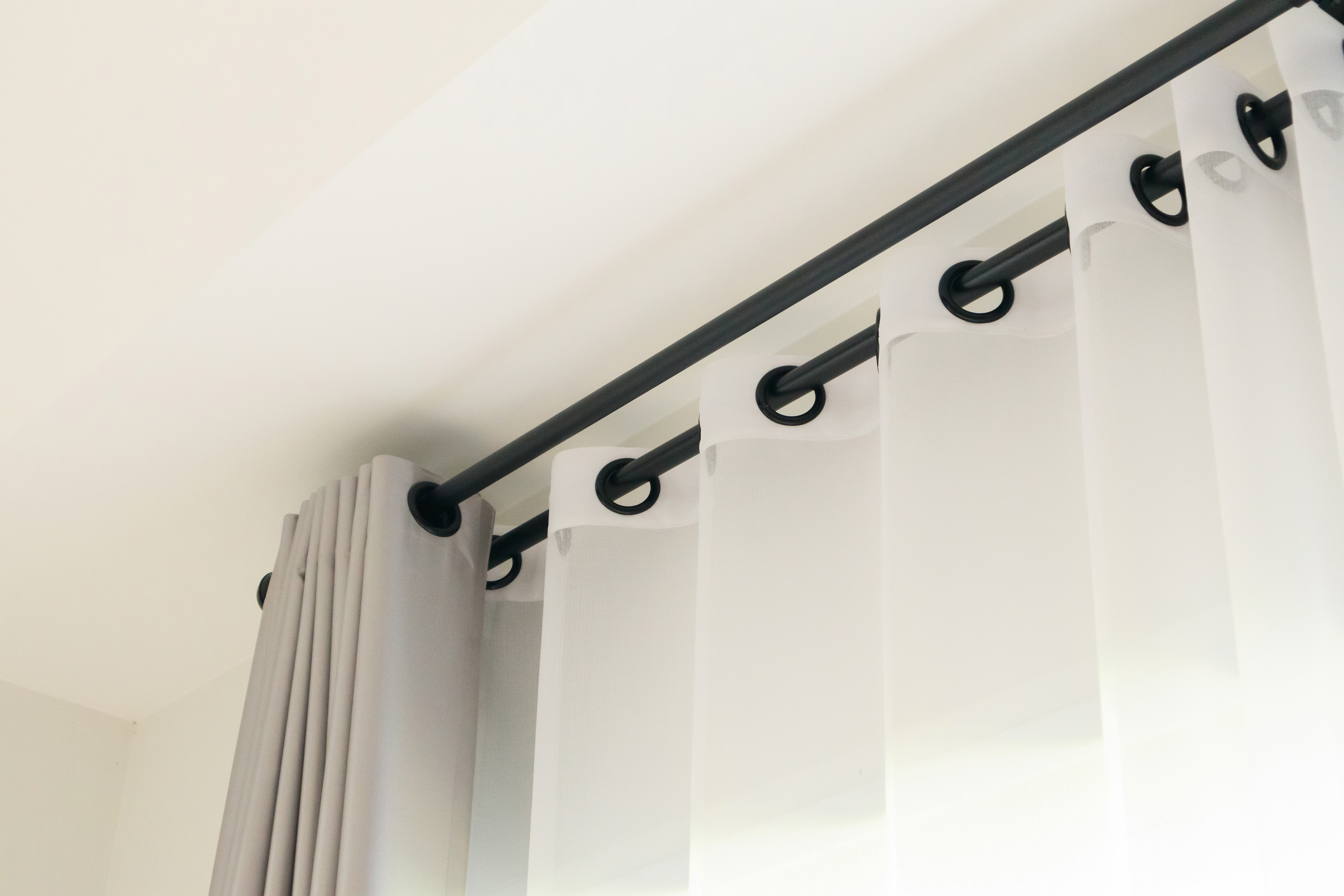 Darauf sollten Sie beim Abstand von Vorhang zu Fenster achten