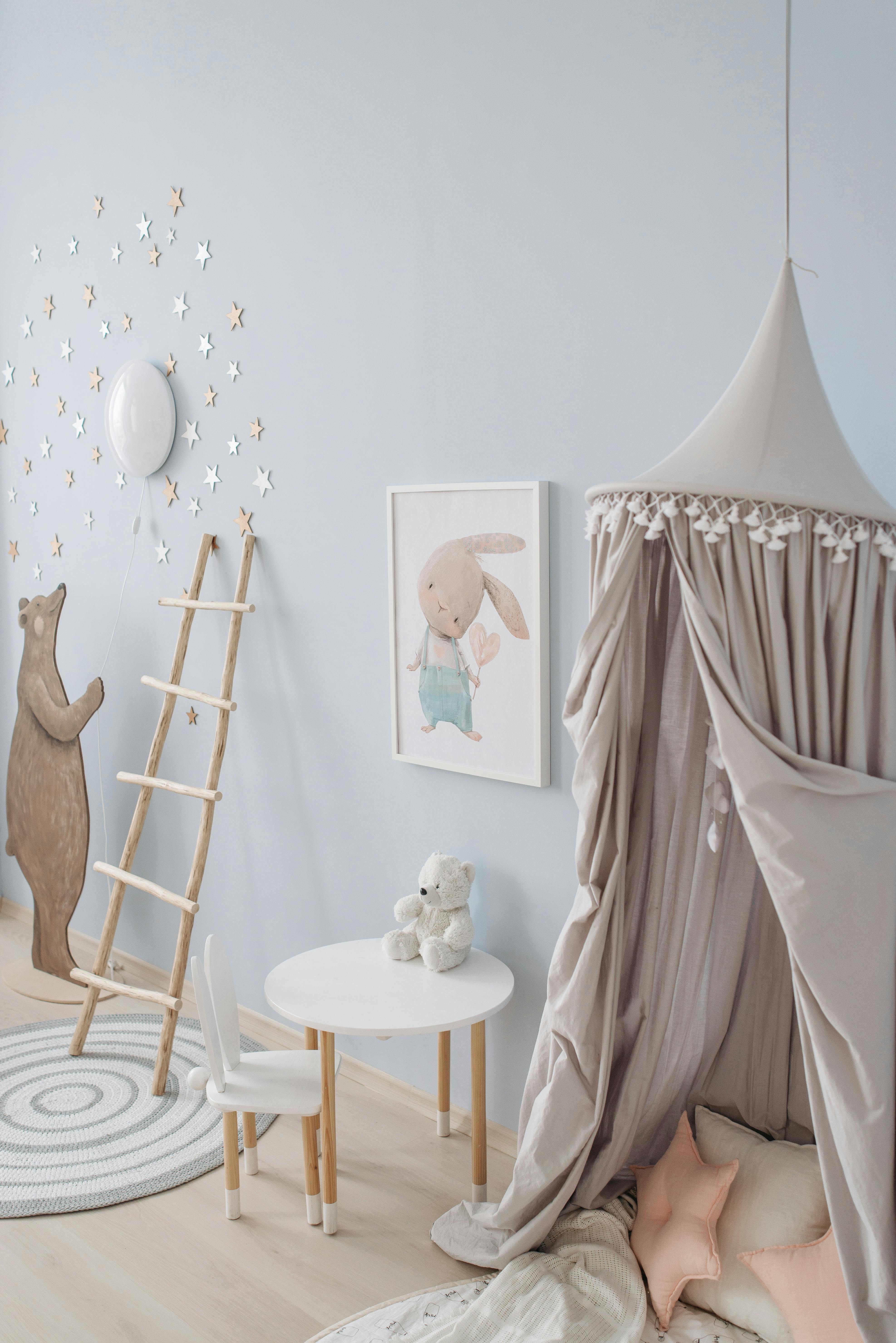 Einrichtung im Kinderzimmer – Gardinen und Möbel
